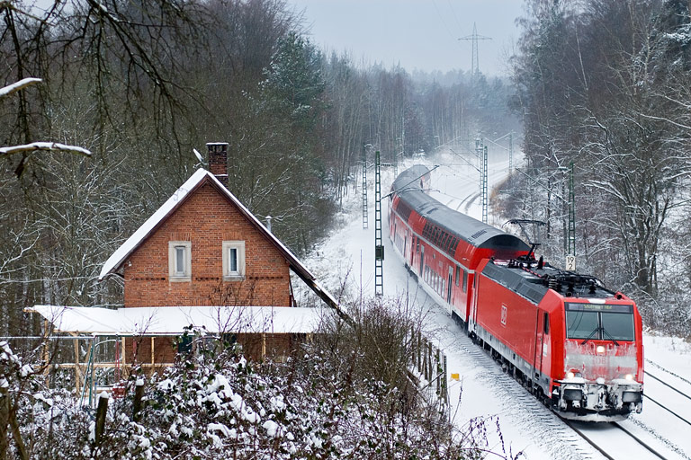 146 213 mit RE 19612 bei km 19,2 (Januar 2010)