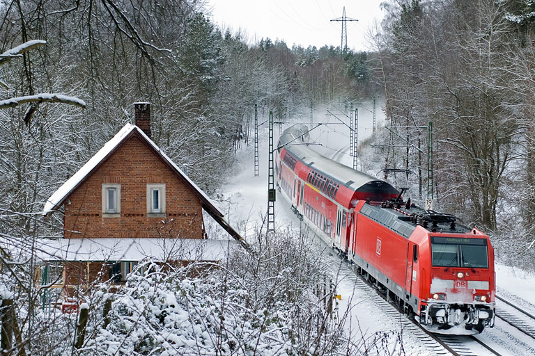 146 216 mit RE 19612 bei km 19,2 (Januar 2010)