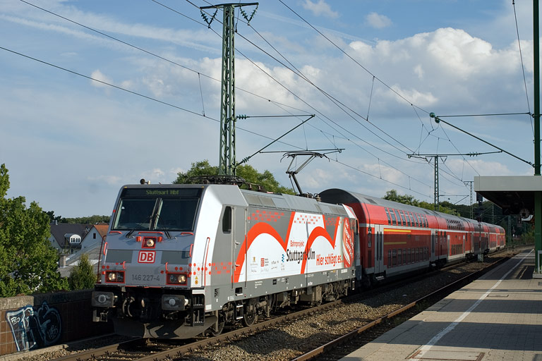 146 227 mit RE 19616 bei km 16,8 (September 2010)
