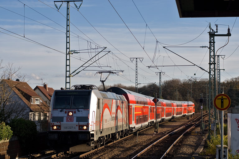 146 227 mit RE 76571 bei km 16,8 (November 2010)