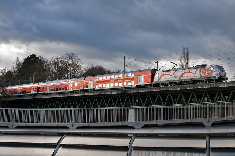 146 227 mit RE 76582 bei km 14,6 (November 2010)