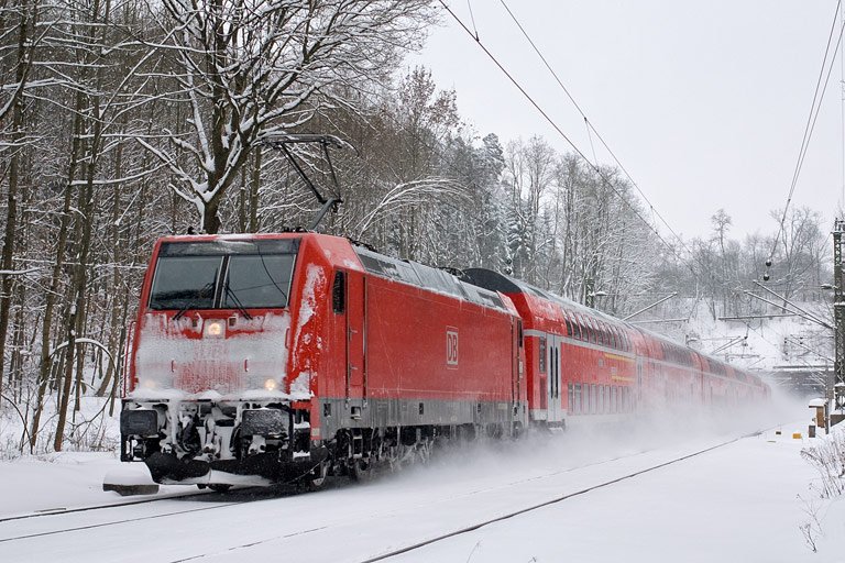 Baureihe 146 mit RE 19039 bei km 18,0 (Dezember 2010)