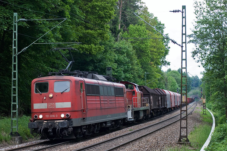 151 016 und 294 779 mit FZT 56173 bei km 18,6 (Mai 2010)