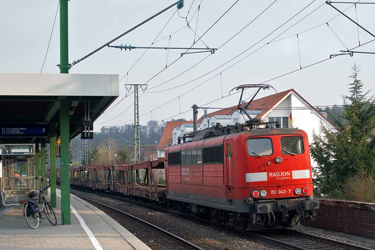 151 043 mit FZT 56173 bei km 16,8 (April 2010)