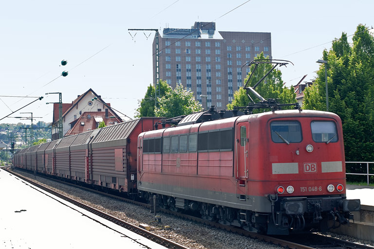 151 048 mit FZ 56167 bei km 15,6 (Mai 2010)