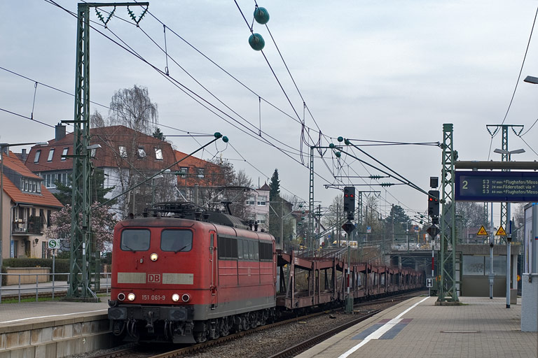 151 061 mit CSQ 60077 bei km 15,6 (April 2010)