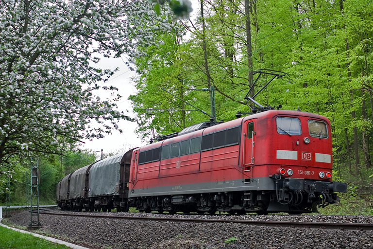 151 081 mit CS 49225 bei km 12,0 (Mai 2010)