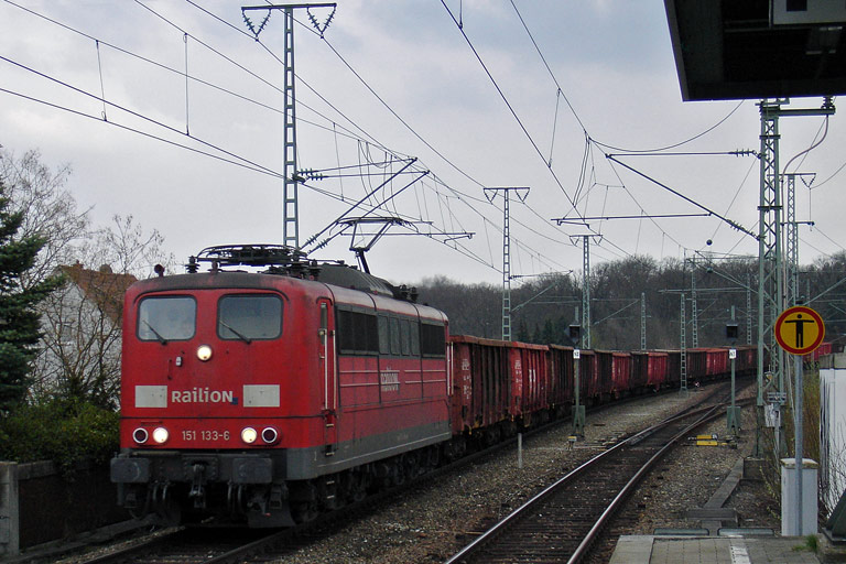 151 133 mit FZT 56166 bei km 16,8 (April 2010)