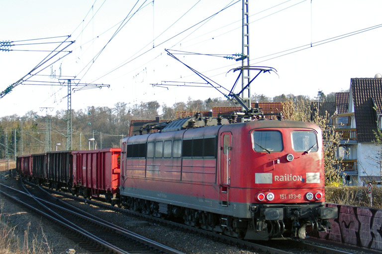 151 133 mit FZT 56173 bei km 16,8 (April 2010)