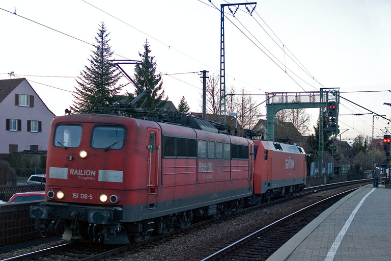 151 138 und 152 023 bei km 16,6 (M&auml;rz 2010)