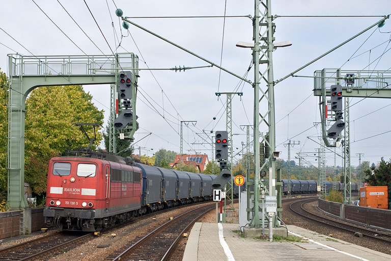 151 138 mit CS 49225 bei km 16,6 (Oktober 2010)