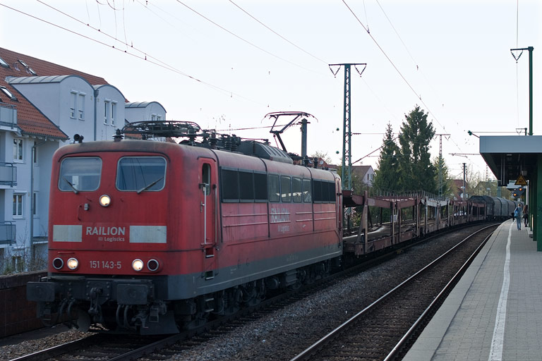 151 143 mit FZT 56173 bei km 16,8 (April 2010)
