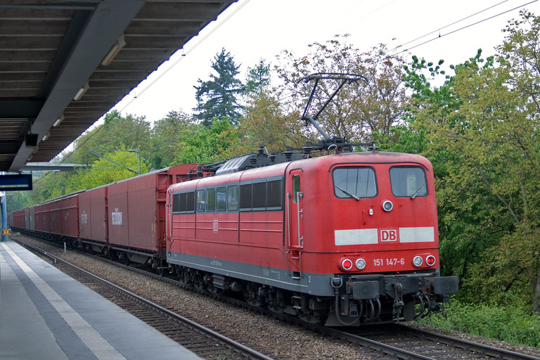 151 147 mit CSQ 60080 bei km 14,2 (Mai 2010)