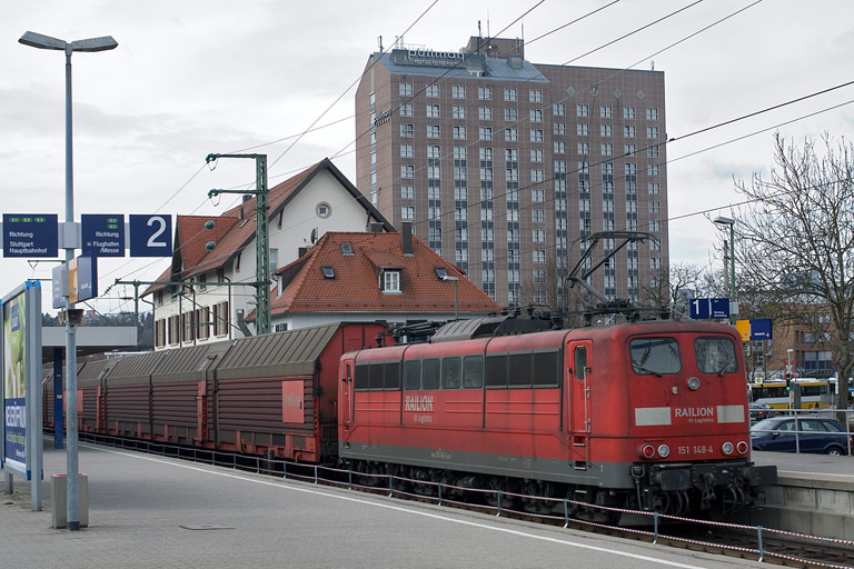 151 148 mit FZ 56165 bei km 15,6 (M&auml;rz 2010)