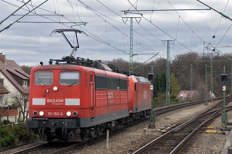 151 152 und 185 199 als Tfzf 69321 bei km 16,8 (November 2010)