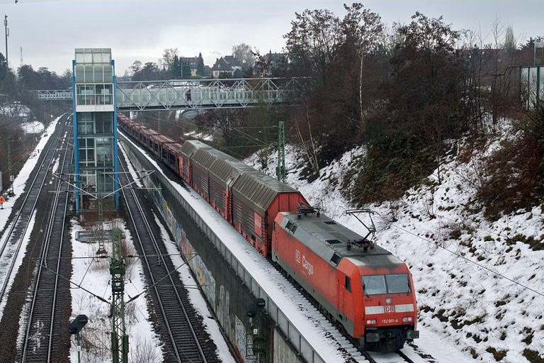 152 001 mit FZ 56165 bei km 14,0 (Februar 2010)