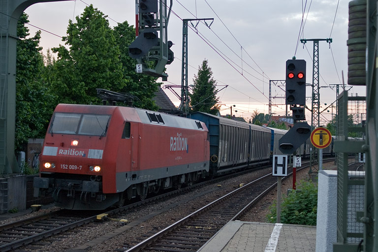 152 009 mit CS 61781 bei km 16,6 (Mai 2010)