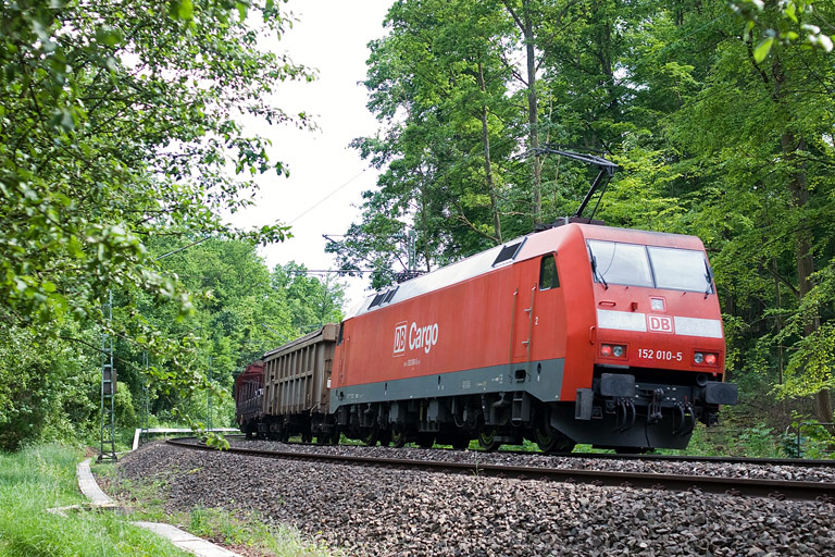 152 010 mit FE 44691 bei km 11,8 (Juni 2010)