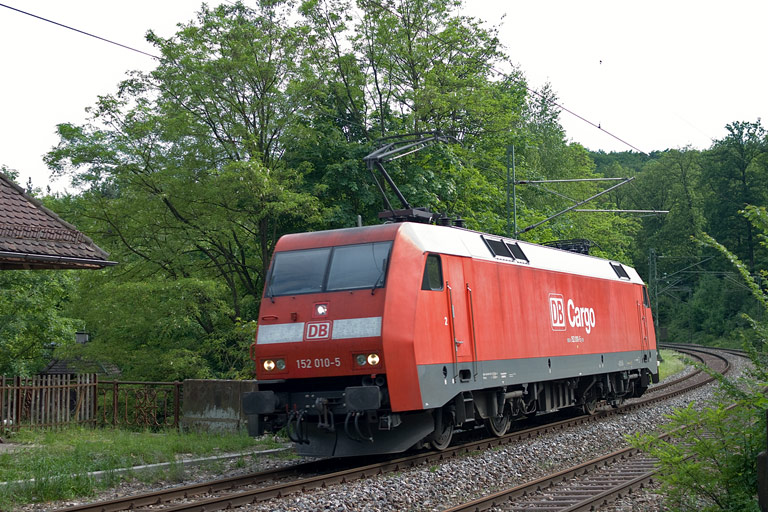 152 010 als Tfzf 69371 bei km 11,0 (Juni 2010)
