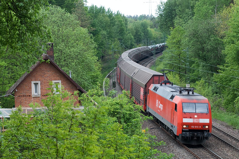 152 013 mit CSQ 60080 bei km 19,2 (Mai 2010)