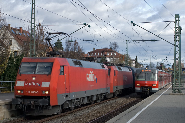 152 025 und 152 034 mit CS 49225 bei km 15,6 (November 2010)