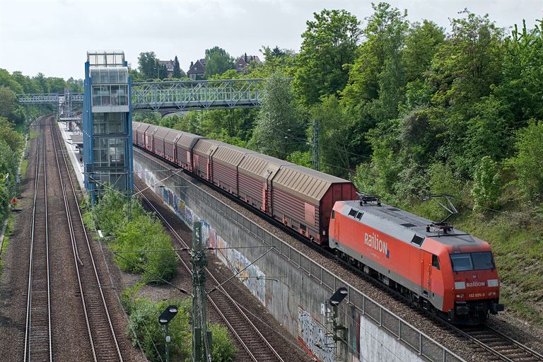 152 025 mit FZ 56165 bei km 14,0 (Mai 2010)