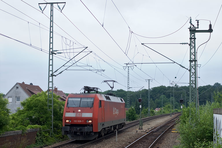 152 028 als Tfzf 69371 bei km 16,8 (Juni 2010)