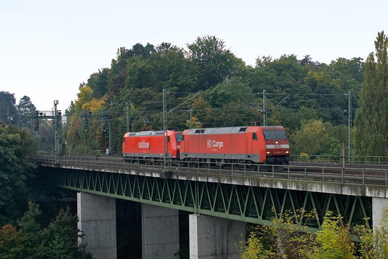 152 034 und 185 186 bei km 14,6 (Oktober 2010)