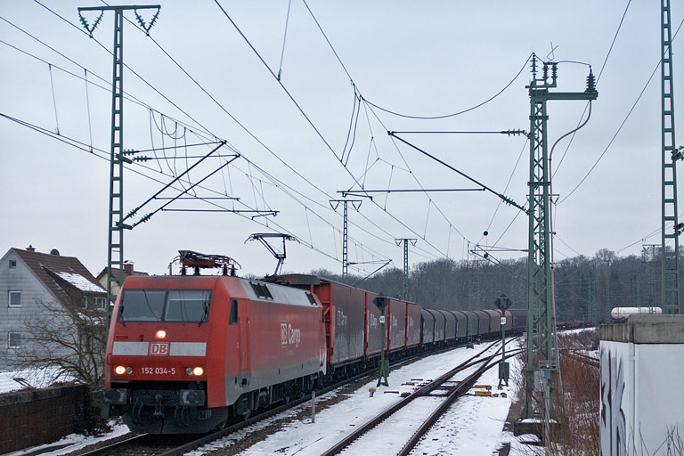 152 034 mit FZT 56166 bei km 16,8 (M&auml;rz 2010)