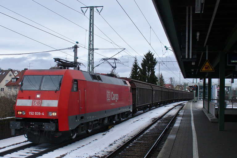 152 039 mit CS 49539 bei km 16,8 (Februar 2010)