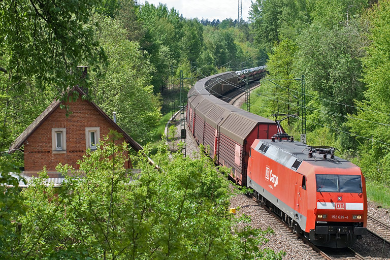 152 039 mit CSQ 60080 bei km 19,2 (Mai 2010)