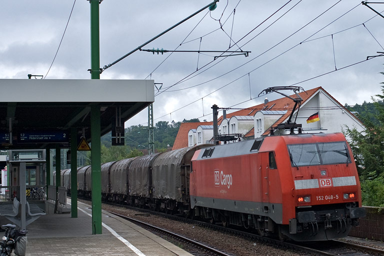 152 048 mit CS 49225 bei km 16,8 (Juli 2010)