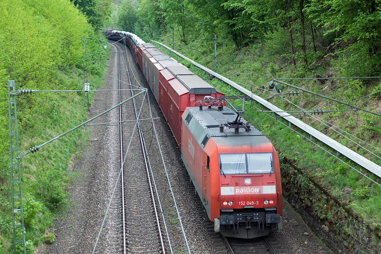 152 049 mit CSQ 60080 bei km 19,0 (Mai 2010)