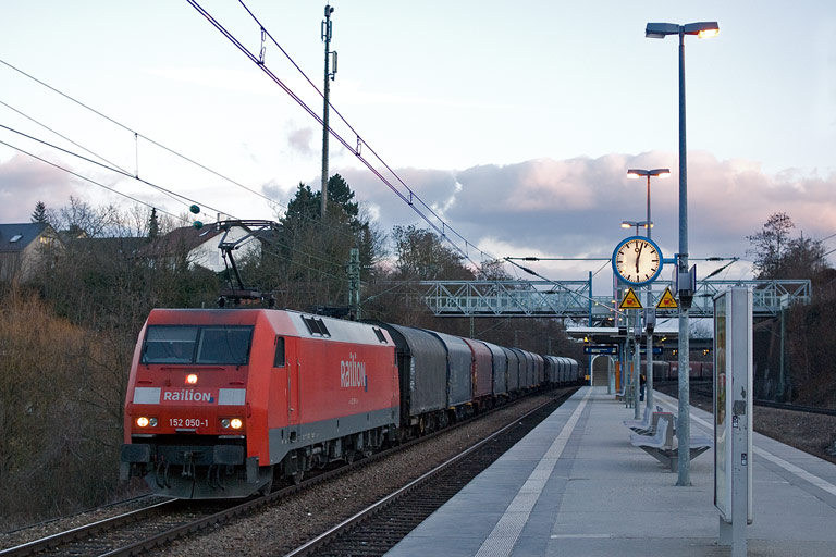 152 050 mit FZT 56166 bei km 14,2 (M&auml;rz 2010)