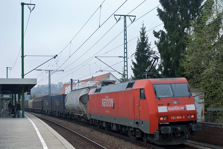 152 054 mit FE 44689 bei km 16,8 (April 2010)