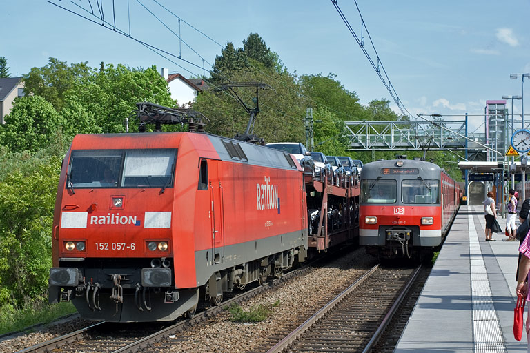 152 057 mit CSQ 60082 und 420 439 als S2 bei km 14,2 (Mai 2010)