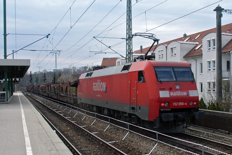 152 058 mit FZ 56167 bei km 16,8 (M&auml;rz 2010)