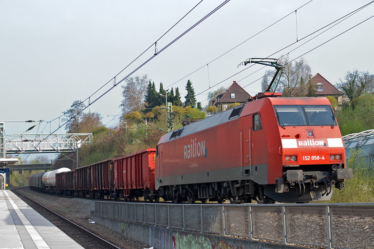 152 058 mit FZT 56173 bei km 14,2 (April 2010)