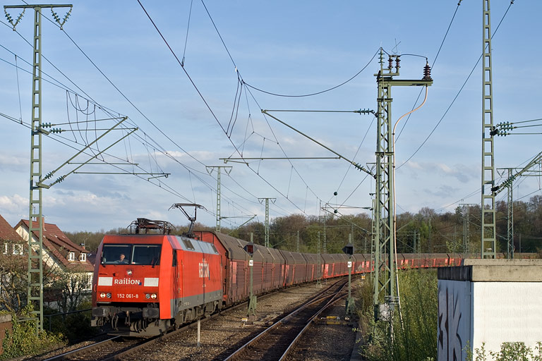 152 061 mit CSQ 60084 bei km 16,8 (April 2010)