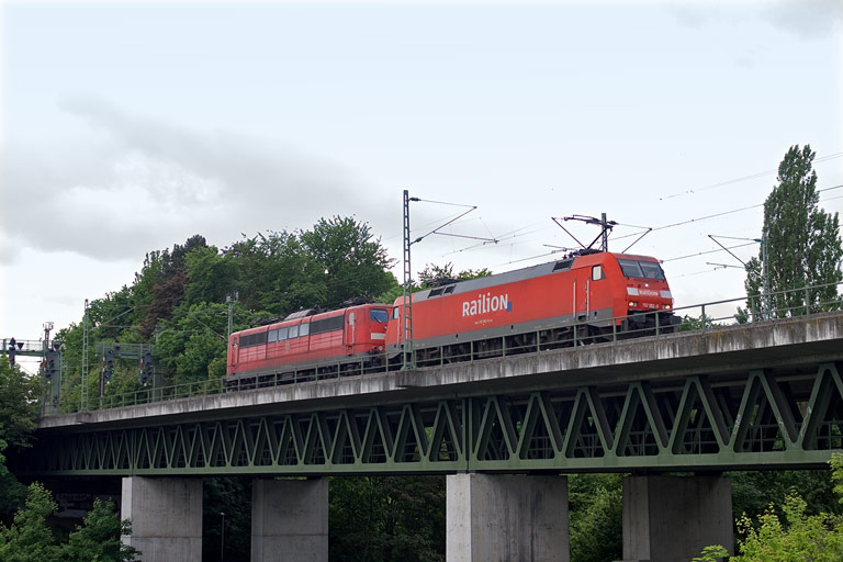 152 062 und 151 048 bei km 14,6 (Mai 2010)