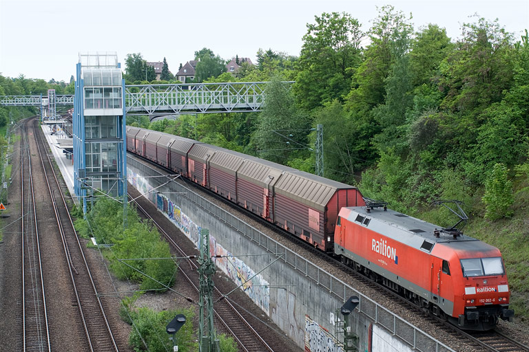 152 062 mit FZ 56165 bei km 14,0 (Mai 2010)