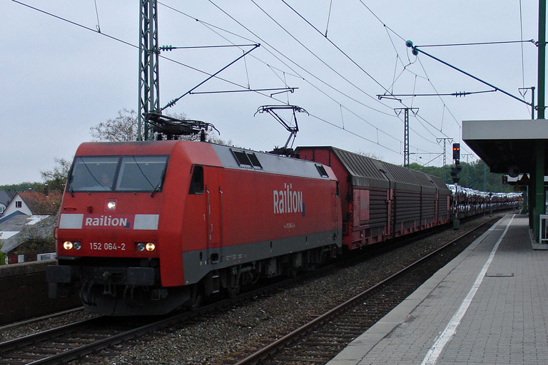 152 064 mit CSQ 60080 bei km 16,8 (Mai 2010)
