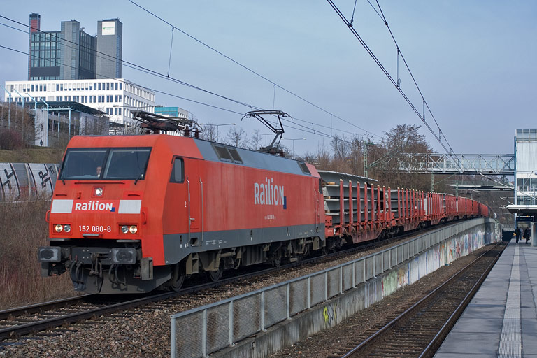 152 080 mit FE 44689 bei km 14,2 (M&auml;rz 2010)