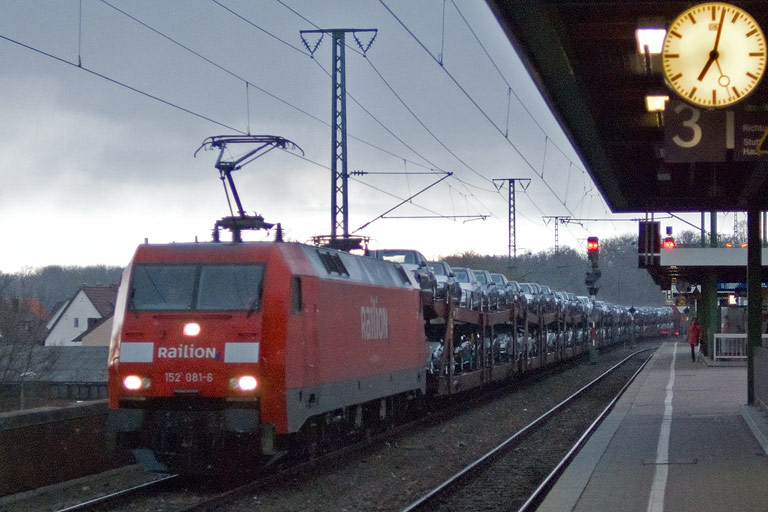 152 081 mit CSQ 60084 bei km 16,8 (April 2010)