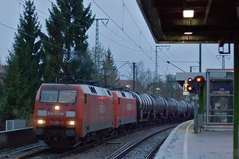 152 084 und 152 041 bei km 16,8 (November 2010)