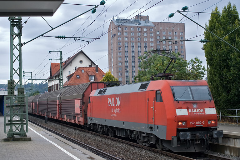 152 092 mit FZ 56165 bei km 15,6 (Oktober 2010)