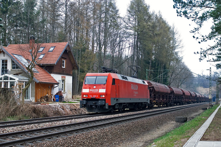 152 095 mit CFA 98804 bei km 18,2 (April 2010)