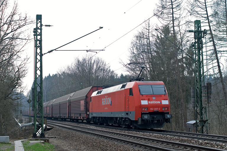 152 097 mit FZ 56167 bei km 18,4 (April 2010)