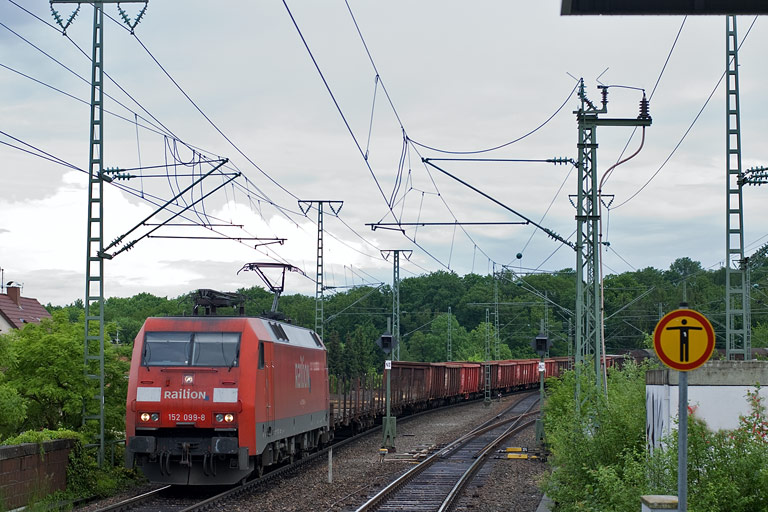 152 099 mit FZT 56166 bei km 16,8 (Mai 2010)