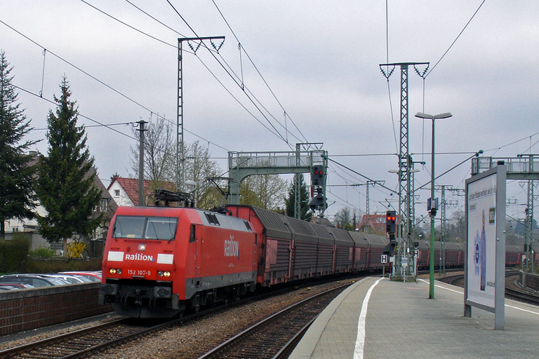 152 107 mit FZ 56165 bei km 16,8 (April 2010)